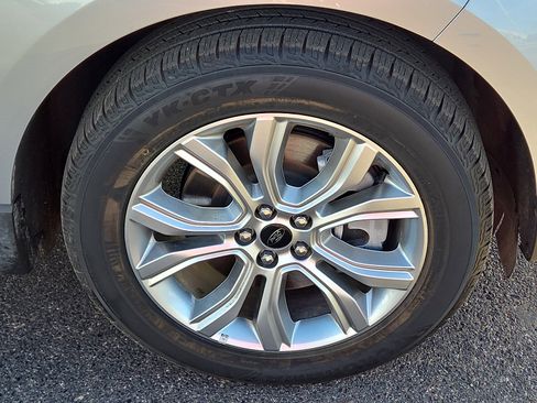 Used 2024 Ford Edge Titanium image 6