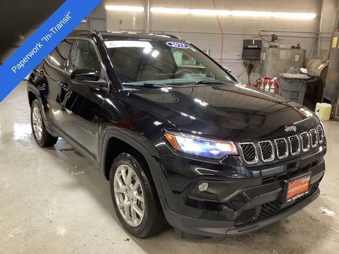 Used 2023 Jeep Compass Latitude AWD/4WD image 3