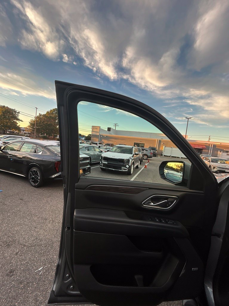 Used 2021 Chevrolet Tahoe Z71 w/ Luxury Package AWD/4WD image 11