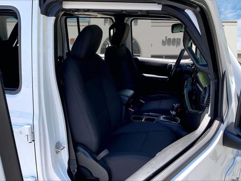 Used 2023 Jeep Wrangler Unlimited w/ Cold Weather Group AWD/4WD image 7