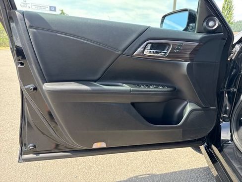 Used 2017 Honda Accord Touring image 16