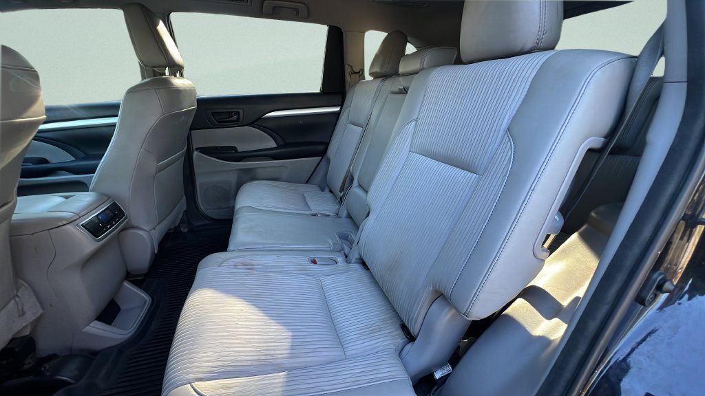 Used 2017 Toyota Highlander Plus FWD image 12