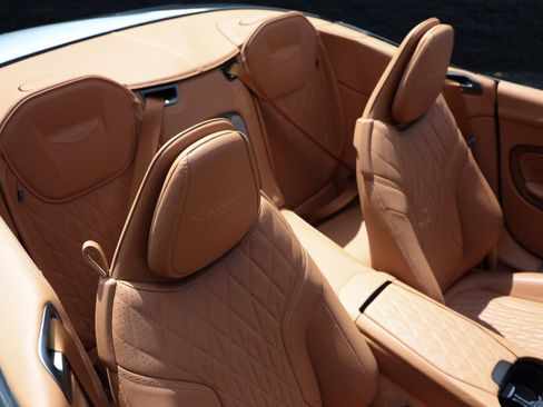 Used 2024 Aston Martin DB12 Convertible image 22