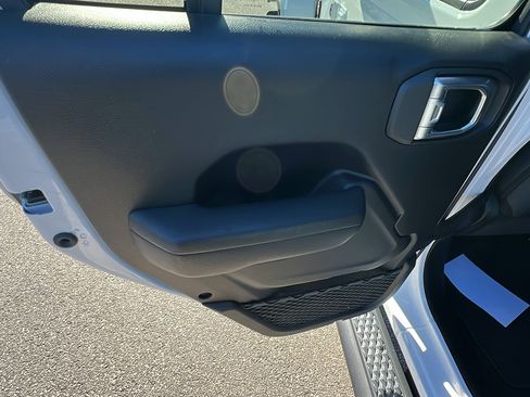 Used 2024 Jeep Gladiator Sport image 23