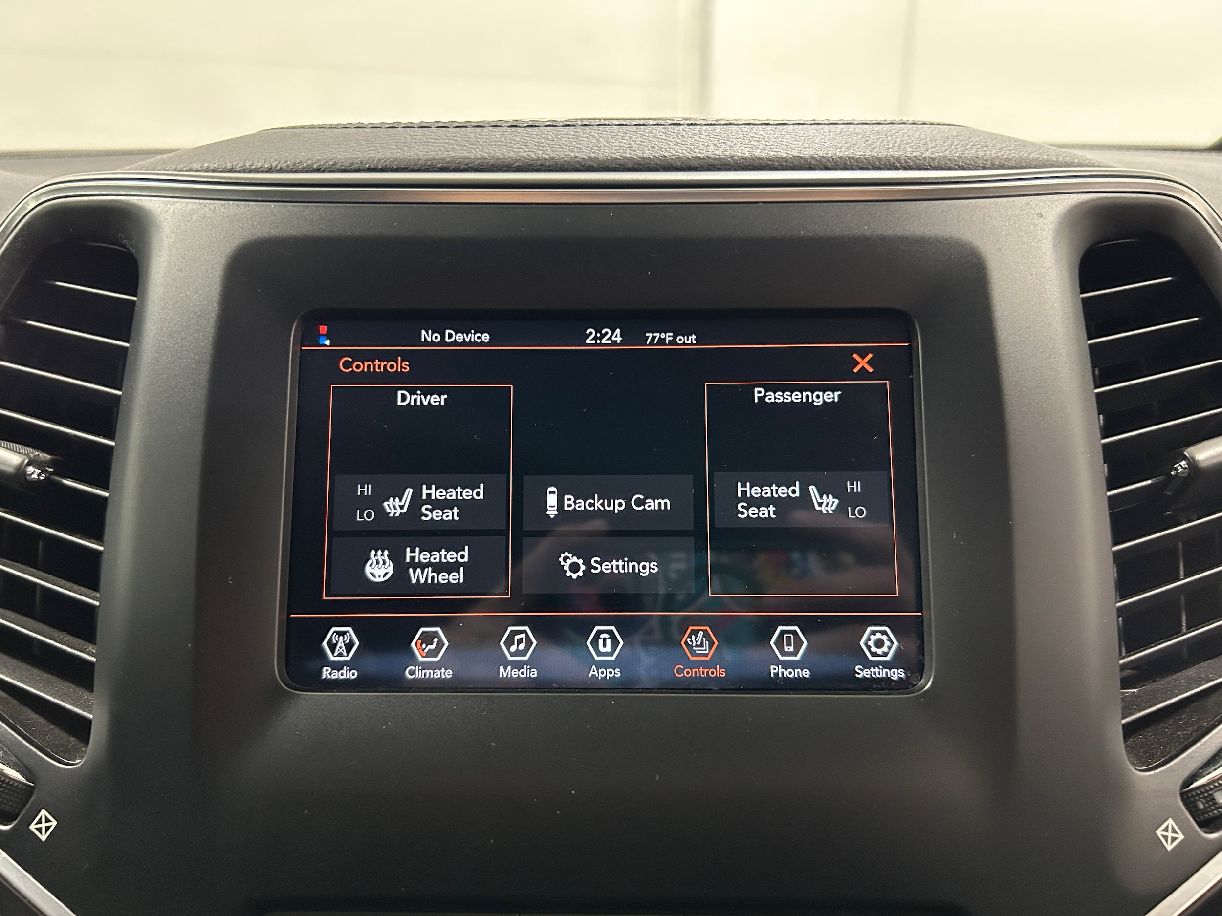 Used 2019 Jeep Cherokee Latitude w/ Cold Weather Group AWD/4WD image 8