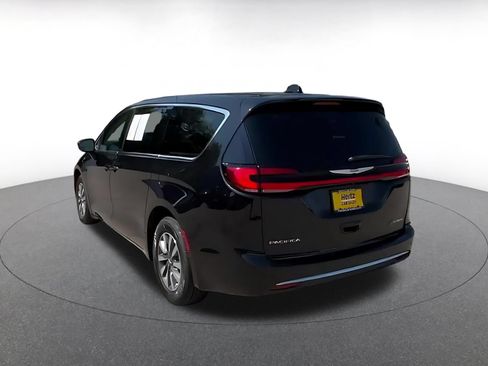 Used 2023 Chrysler Pacifica Touring-L FWD image 11
