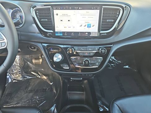 Used 2025 Chrysler Pacifica Select image 21