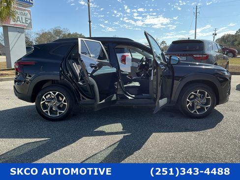 Used 2025 Chevrolet Trax LT w/ LT Convenience Package image 33
