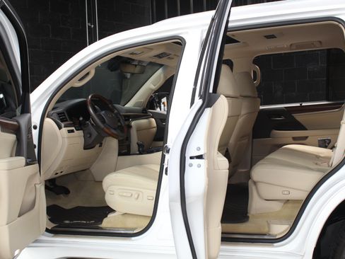 Used 2021 Lexus LX 570 4WD w/ Luxury Package image 27