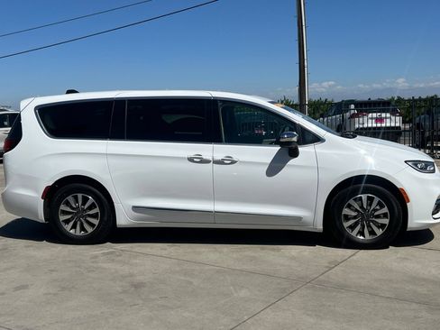 Used 2023 Chrysler Pacifica Limited FWD image 3