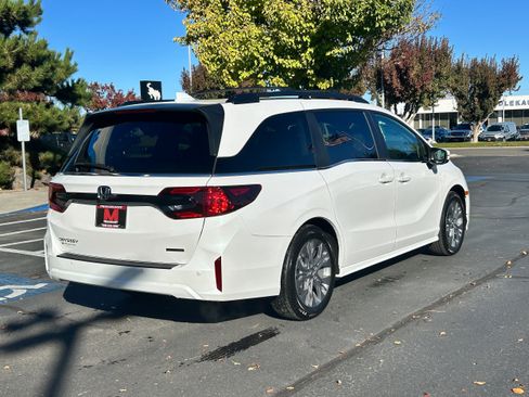 New 2026 Honda Odyssey Touring image 5
