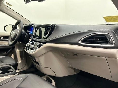 Used 2024 Chrysler Pacifica Select image 23