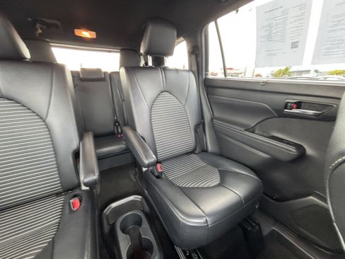 Used 2024 Toyota Highlander XSE FWD image 36