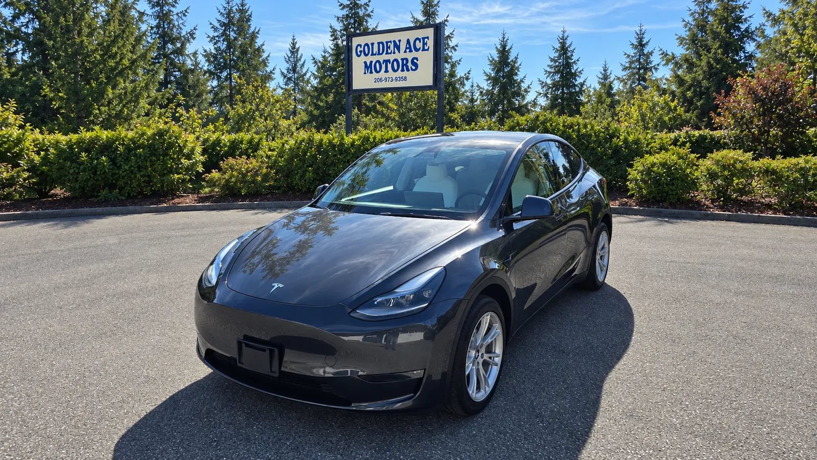 Used 2024 Tesla Model Y Long Range AWD/4WD image 1