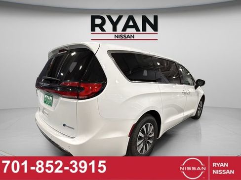 Used 2023 Chrysler Pacifica Touring-L image 9