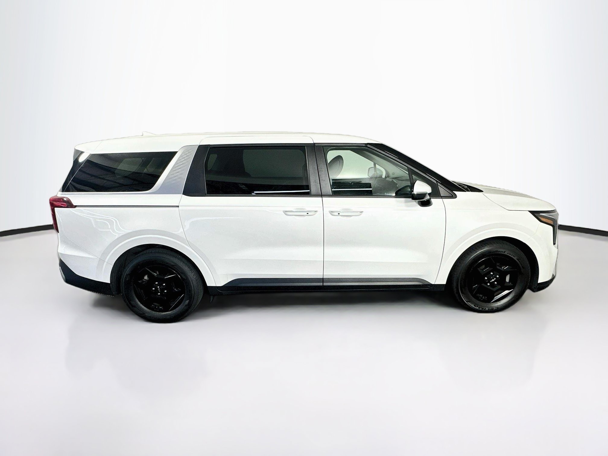 Used 2025 Kia Carnival FWD image 10