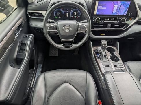 Used 2023 Toyota Highlander Limited image 12