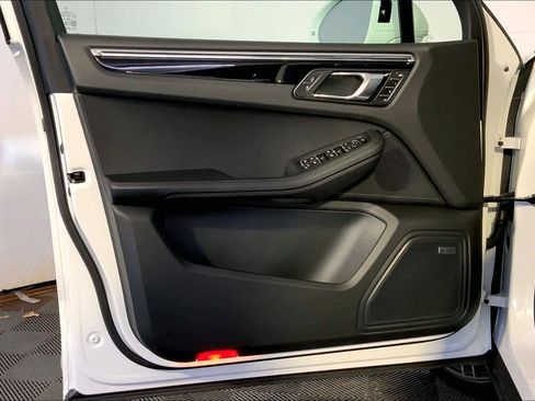 Used 2025 Porsche Macan image 25