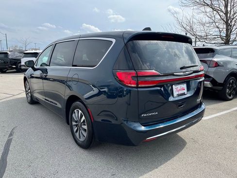 Used 2024 Chrysler Pacifica Select image 5