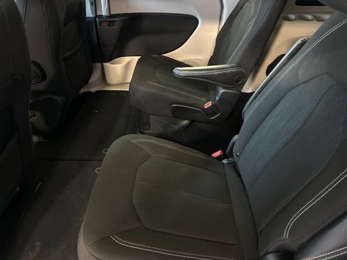 Used 2023 Chrysler Voyager LX FWD image 5