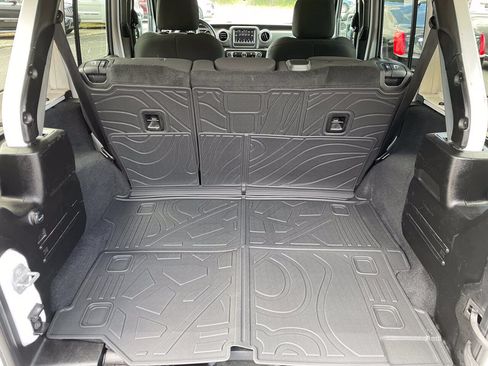 Used 2019 Jeep Wrangler Unlimited Sahara AWD/4WD image 7
