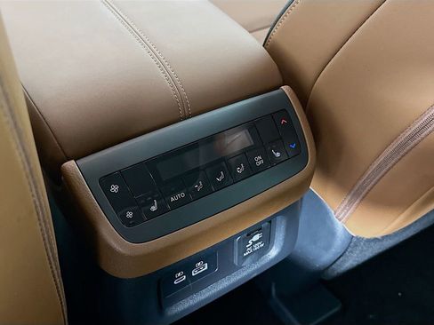 Certified 2025 Nissan Pathfinder Platinum AWD/4WD image 35