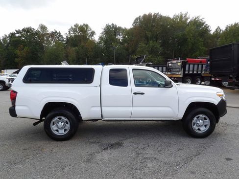 Used 2022 Toyota Tacoma SR RWD image 9