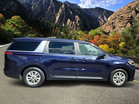 Used 2024 Kia Carnival LX FWD image 2