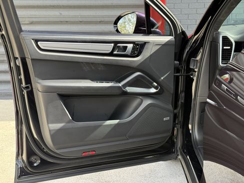 Used 2021 Porsche Cayenne Turbo S image 14