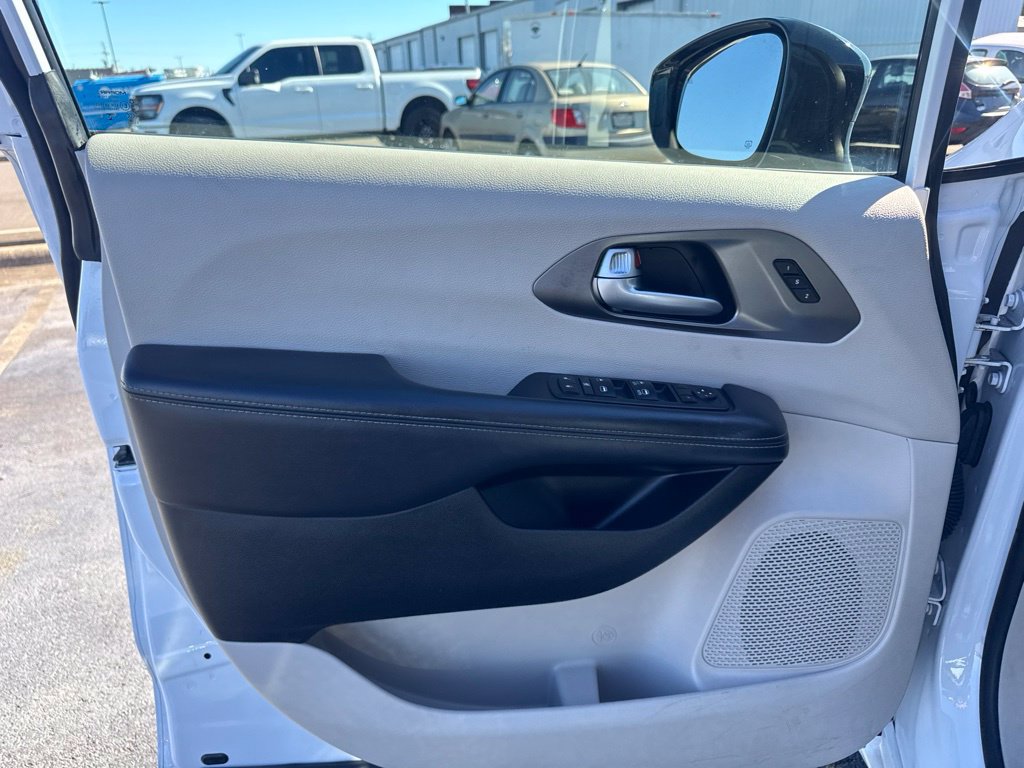Used 2024 Chrysler Pacifica Touring-L FWD image 8