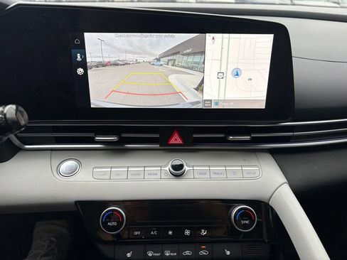 Certified 2025 Hyundai Elantra Limited FWD image 16
