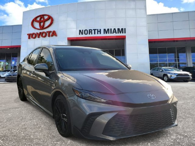Used 2025 Toyota Camry SE FWD image 1