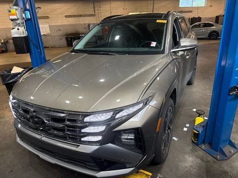 Certified 2025 Hyundai Tucson Limited AWD/4WD image 1