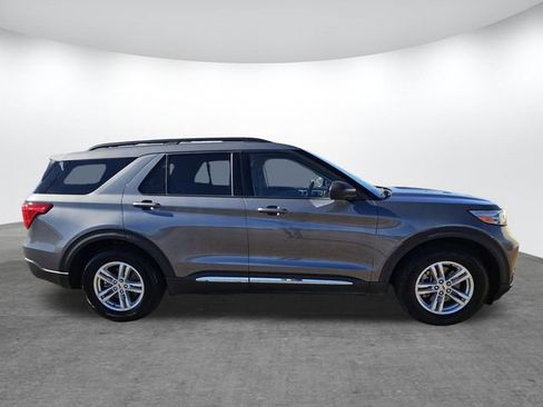 Used 2022 Ford Explorer XLT image 3