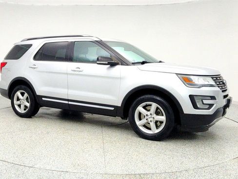 Used 2017 Ford Explorer XLT w/ Equipment Group 202A image 3