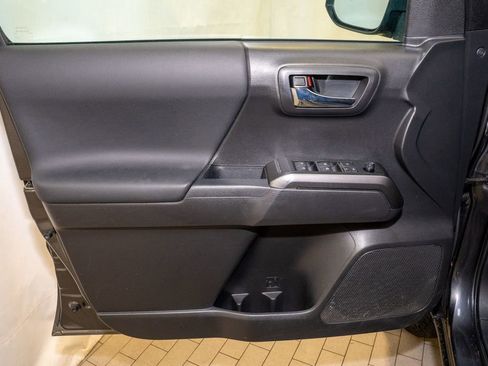 Used 2022 Toyota Tacoma TRD Off-Road image 10