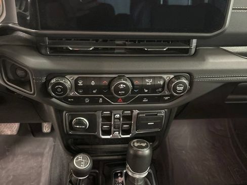 Used 2024 Jeep Wrangler Unlimited Sahara AWD/4WD image 13