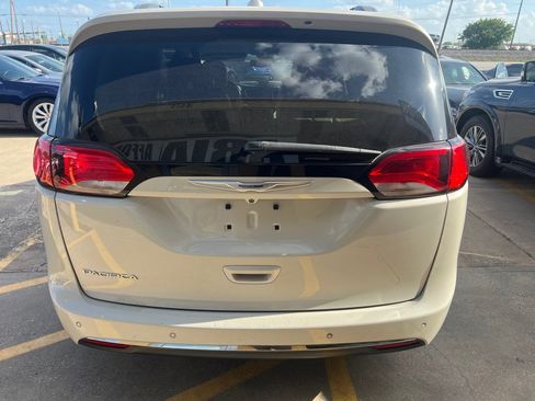 Used 2020 Chrysler Pacifica Touring-L Plus FWD image 5