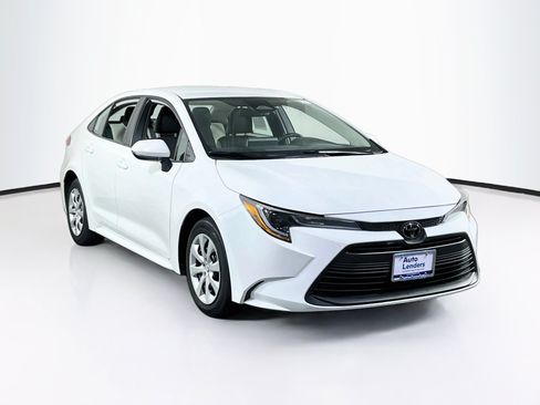 Used 2025 Toyota Corolla LE FWD image 3
