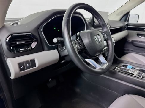 Used 2024 Honda Pilot Touring image 7