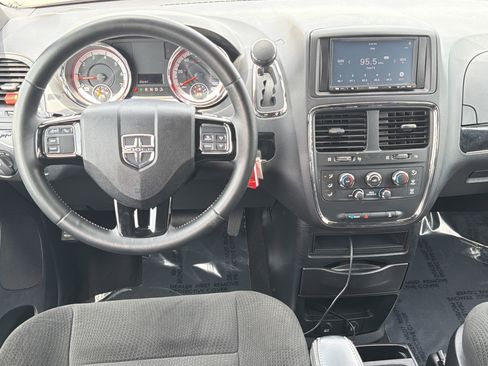 Used 2016 Dodge Grand Caravan SE FWD image 27