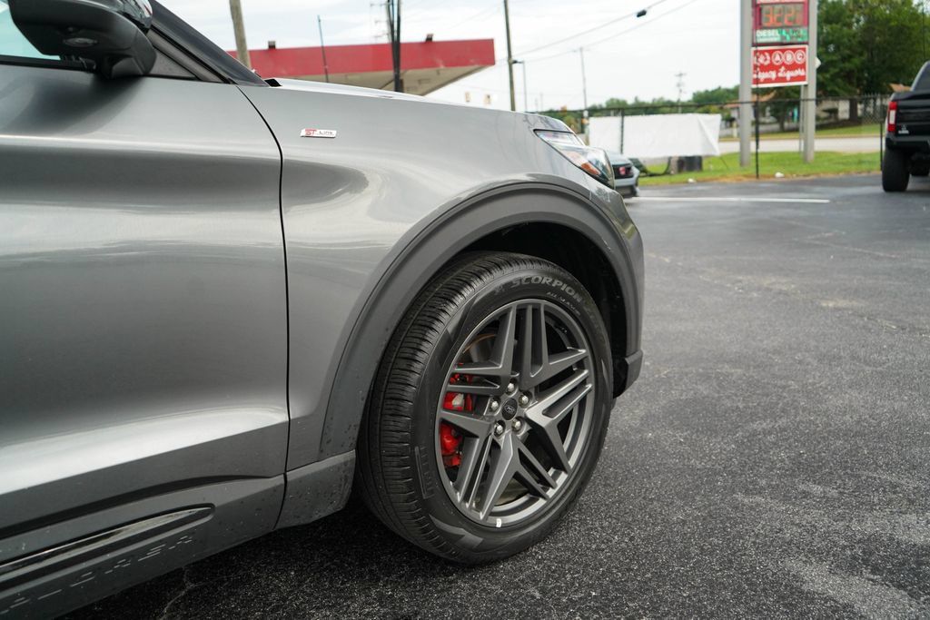 Used 2025 Ford Explorer ST-Line w/ ST-Line Street Pack AWD/4WD image 18
