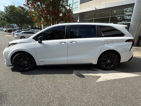 Used 2021 Toyota Sienna XSE w/ XSE Plus Package FWD image 4