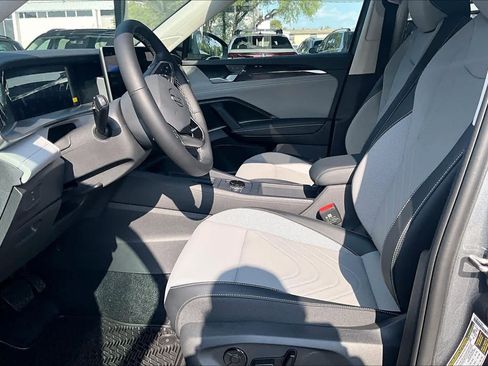 New 2026 Volkswagen Tiguan SE FWD image 9