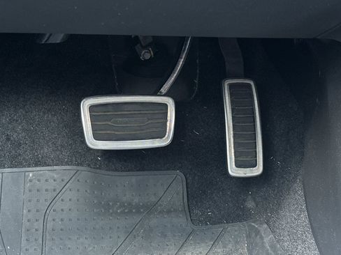 Used 2024 Chevrolet Trax RS w/ Sunroof Package FWD image 41