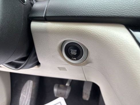 Used 2023 Chrysler Pacifica Touring-L image 20