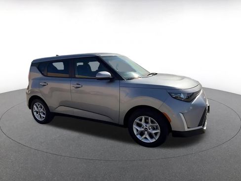 Used 2025 Kia Soul LX w/ LX Technology Package FWD image 2