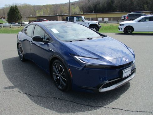 Used 2024 Toyota Prius XLE AWD/4WD image 3