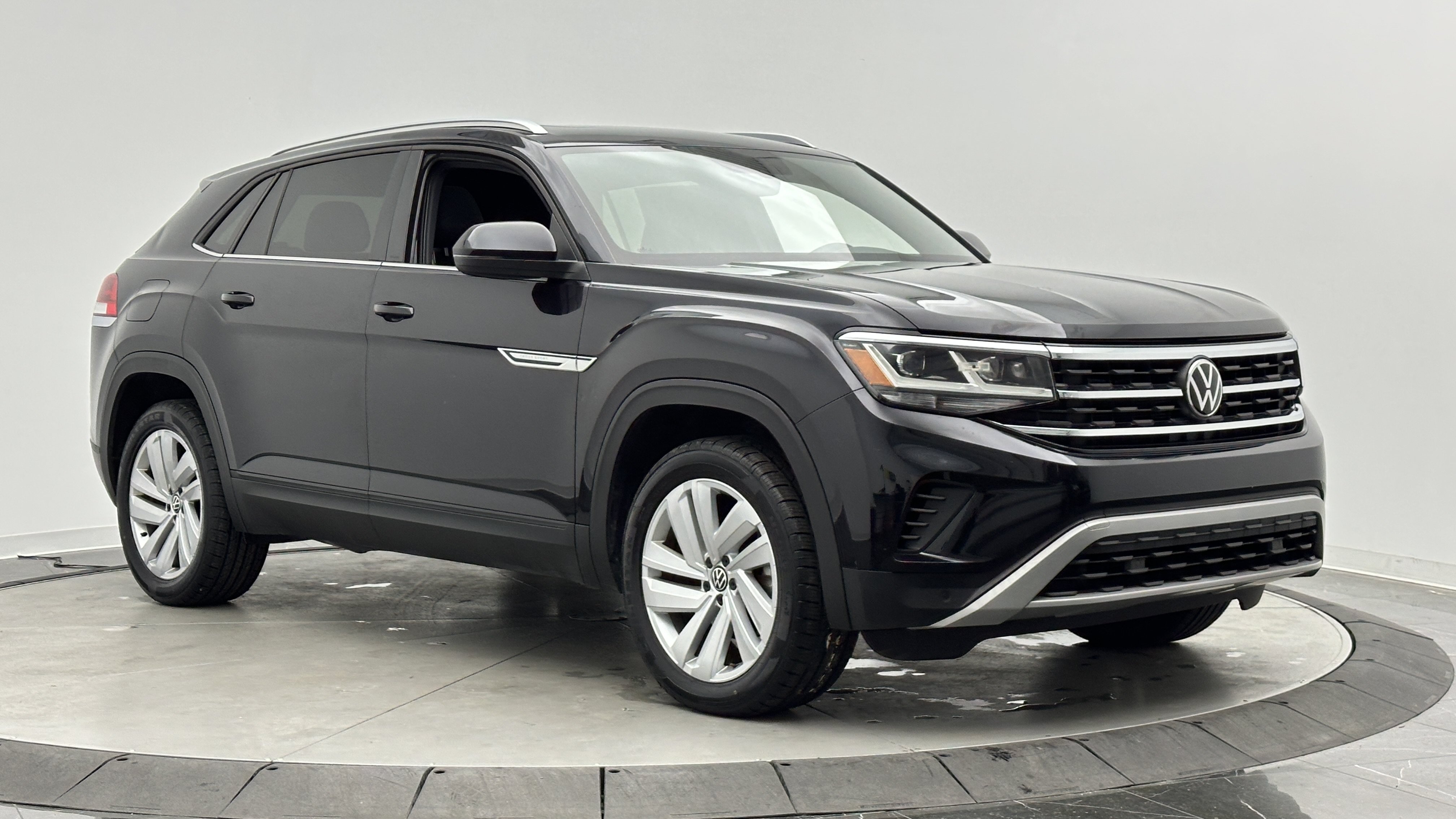 Used 2023 Volkswagen Atlas Cross Sport SE w/ Panoramic Sunroof Package FWD image 3