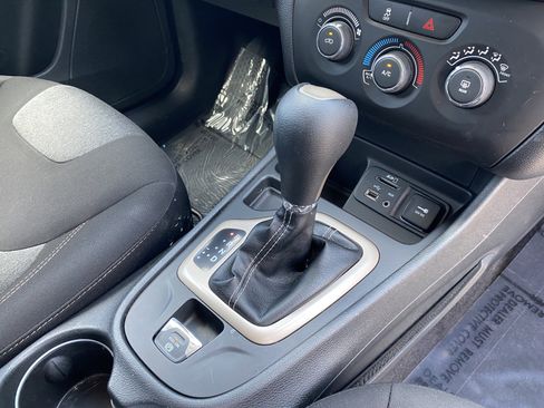 Used 2018 Jeep Cherokee Latitude FWD image 16